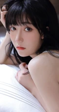 齐刘海长发发型大眼睛女生灰色肩带背心热裤居家室内写真图片