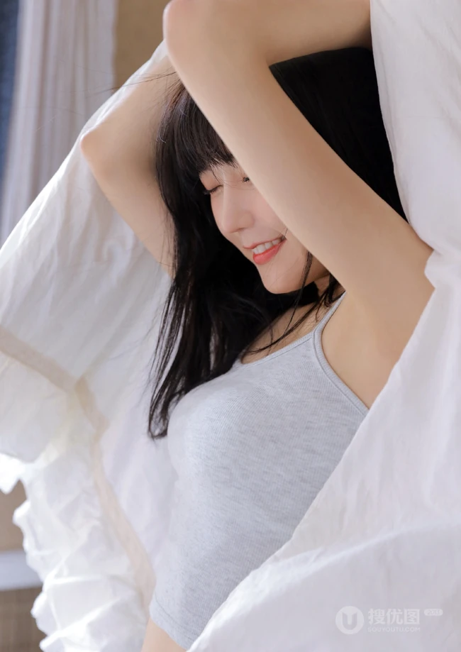 齐刘海长发发型大眼睛女生灰色肩带背心热裤居家室内写真图片