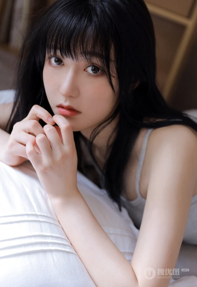 齐刘海长发发型大眼睛女生灰色肩带背心热裤居家室内写真图片