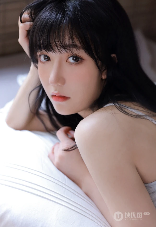 齐刘海长发发型大眼睛女生灰色肩带背心热裤居家室内写真图片