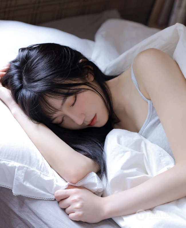 齐刘海长发发型大眼睛女生灰色肩带背心热裤居家室内写真图片