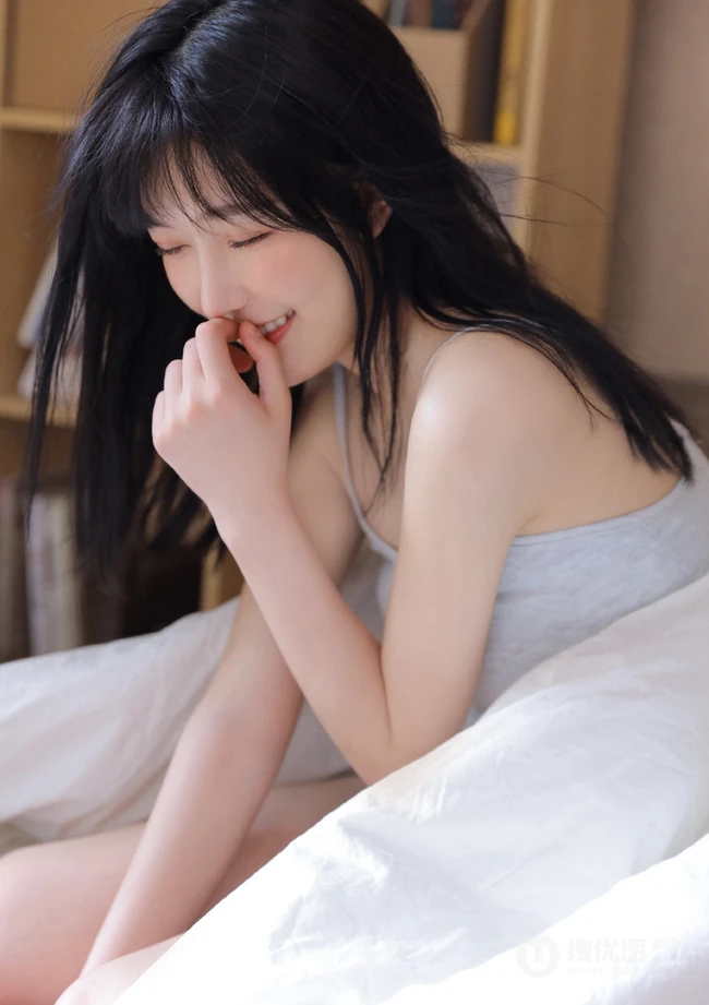 齐刘海长发发型大眼睛女生灰色肩带背心热裤居家室内写真图片
