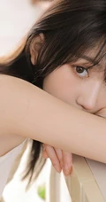 厨房里吃水果沙拉，喝牛奶的肩带衫连衣裙浅粉女生气质写真图集