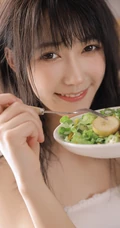 厨房里吃水果沙拉，喝牛奶的肩带衫连衣裙浅粉女生气质写真图集