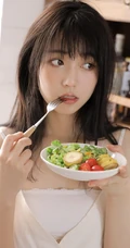 厨房里吃水果沙拉，喝牛奶的肩带衫连衣裙浅粉女生气质写真图集
