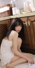 厨房里吃水果沙拉，喝牛奶的肩带衫连衣裙浅粉女生气质写真图集