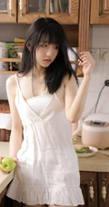 厨房里吃水果沙拉，喝牛奶的肩带衫连衣裙浅粉女生气质写真图集