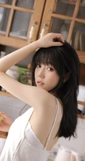 厨房里吃水果沙拉，喝牛奶的肩带衫连衣裙浅粉女生气质写真图集