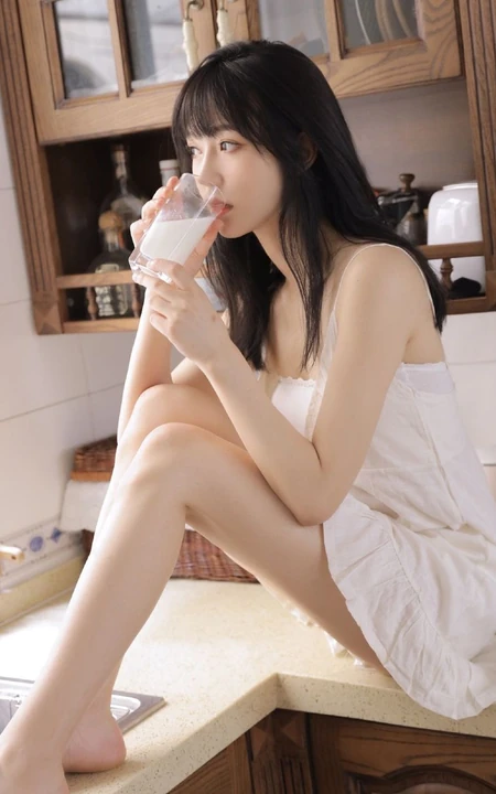 厨房里吃水果沙拉，喝牛奶的肩带衫连衣裙浅粉女生气质写真图集