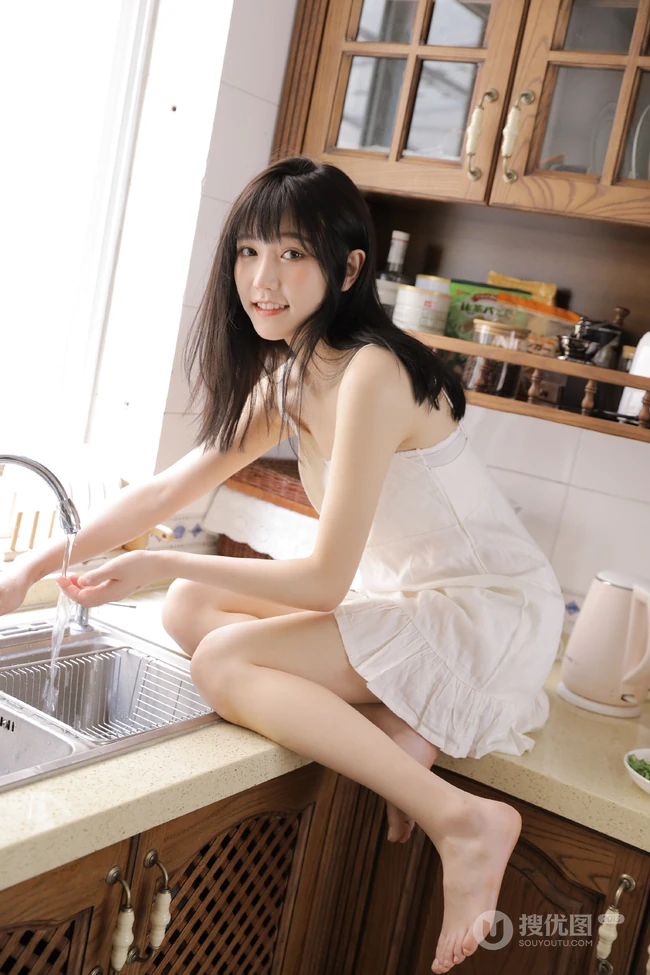 厨房里吃水果沙拉，喝牛奶的肩带衫连衣裙浅粉女生气质写真图集