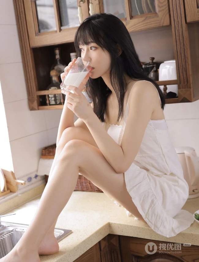 厨房里吃水果沙拉，喝牛奶的肩带衫连衣裙浅粉女生气质写真图集