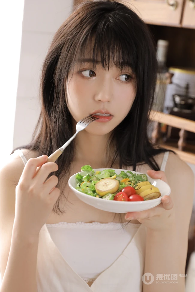 厨房里吃水果沙拉，喝牛奶的肩带衫连衣裙浅粉女生气质写真图集