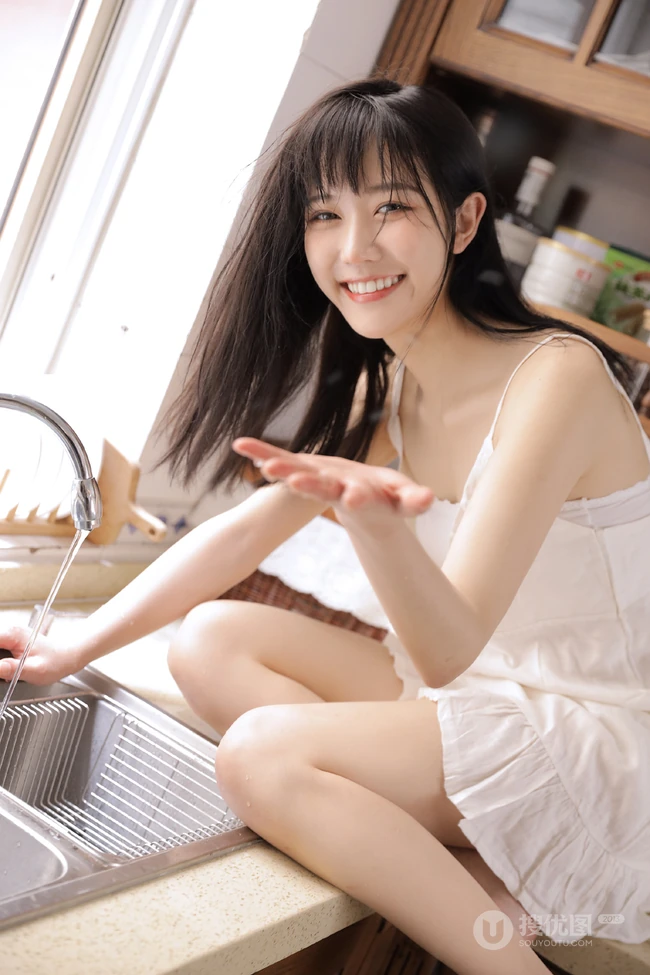 厨房里吃水果沙拉，喝牛奶的肩带衫连衣裙浅粉女生气质写真图集