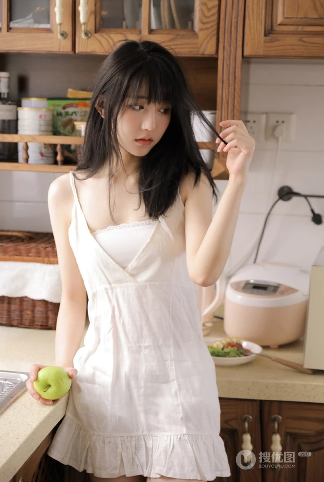 厨房里吃水果沙拉，喝牛奶的肩带衫连衣裙浅粉女生气质写真图集