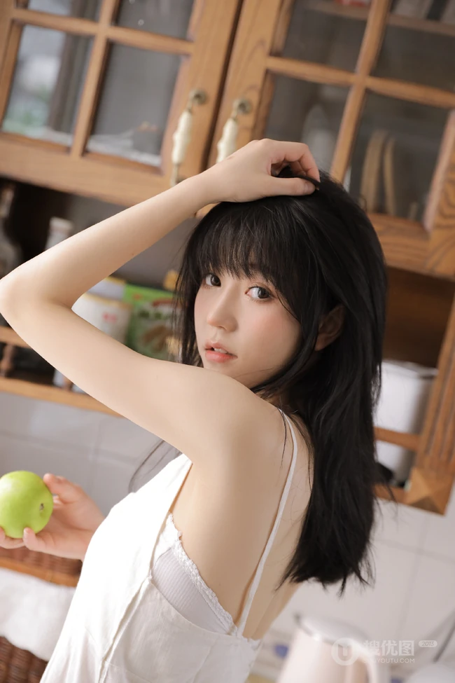 厨房里吃水果沙拉，喝牛奶的肩带衫连衣裙浅粉女生气质写真图集