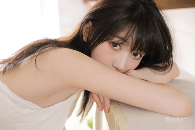 厨房里吃水果沙拉，喝牛奶的肩带衫连衣裙浅粉女生气质写真图集