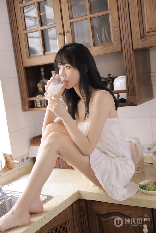厨房里吃水果沙拉，喝牛奶的肩带衫连衣裙浅粉女生气质写真图集