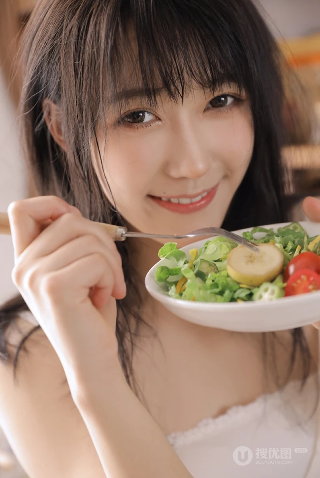厨房里吃水果沙拉，喝牛奶的肩带衫连衣裙浅粉女生气质写真图集