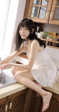厨房里吃水果沙拉，喝牛奶的肩带衫连衣裙浅粉女生气质写真图集