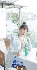肤白貌美，高挑气质，气质时尚女生Lynn刘奕宁小碎花家居服动人室内氛围写真集