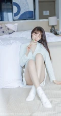 肤白貌美，高挑气质，气质时尚女生Lynn刘奕宁小碎花家居服动人室内氛围写真集