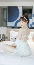 肤白貌美，高挑气质，气质时尚女生Lynn刘奕宁小碎花家居服动人室内氛围写真集