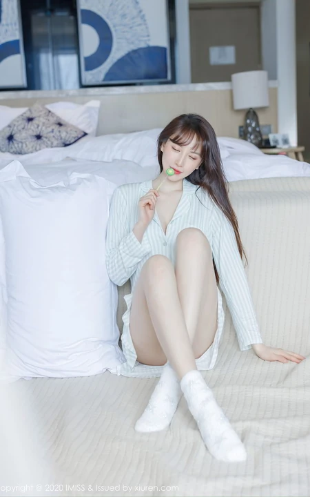 肤白貌美，高挑气质，气质时尚女生Lynn刘奕宁小碎花家居服动人室内氛围写真集
