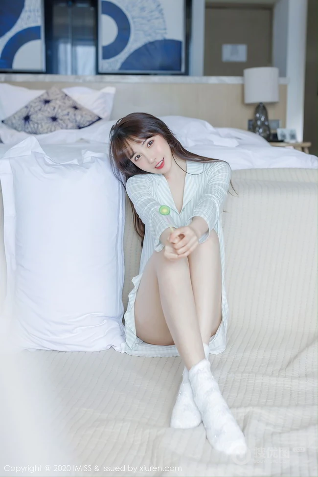 肤白貌美，高挑气质，气质时尚女生Lynn刘奕宁小碎花家居服动人室内氛围写真集