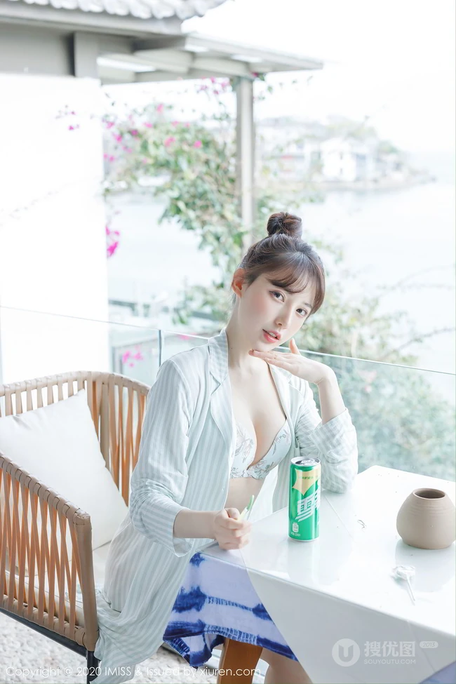 肤白貌美，高挑气质，气质时尚女生Lynn刘奕宁小碎花家居服动人室内氛围写真集