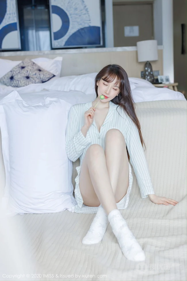 肤白貌美，高挑气质，气质时尚女生Lynn刘奕宁小碎花家居服动人室内氛围写真集
