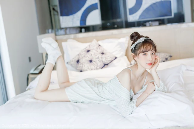 肤白貌美，高挑气质，气质时尚女生Lynn刘奕宁小碎花家居服动人室内氛围写真集
