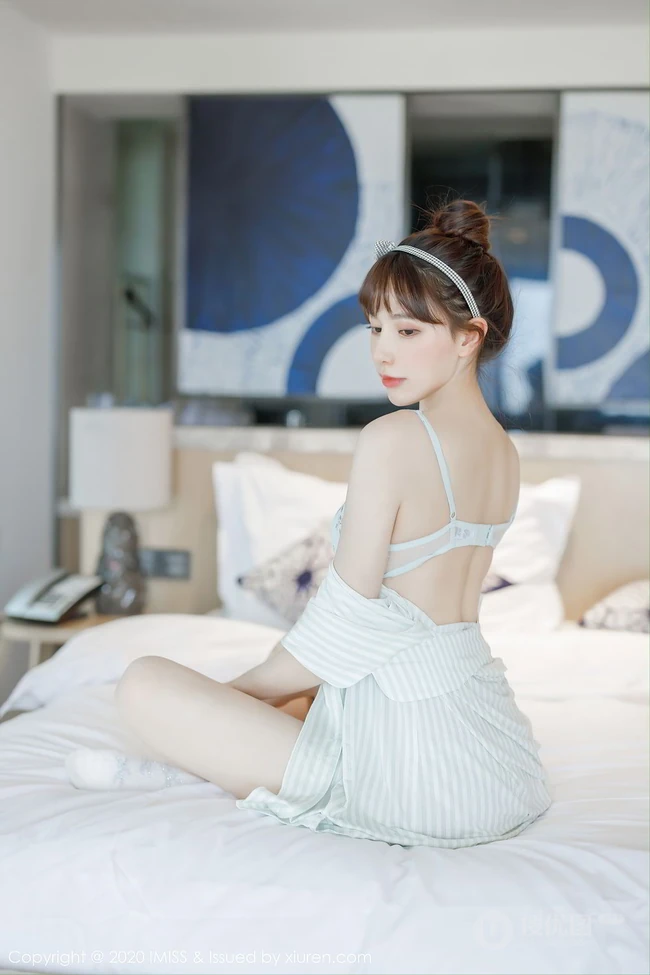 肤白貌美，高挑气质，气质时尚女生Lynn刘奕宁小碎花家居服动人室内氛围写真集