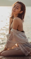 香港女演员陈自瑶晒珍藏的气质泳装海中游泳写真美照