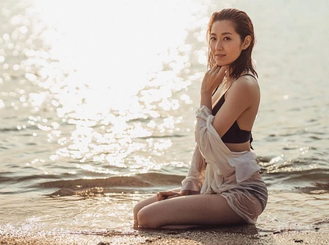 香港女演员陈自瑶晒珍藏的气质泳装海中游泳写真美照