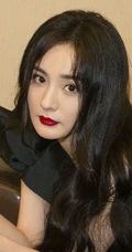 杨幂黑色单肩连衣裙优雅写真，长发红唇气质十足