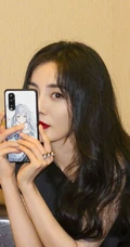 杨幂黑色单肩连衣裙优雅写真，长发红唇气质十足