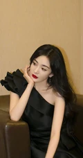 杨幂黑色单肩连衣裙优雅写真，长发红唇气质十足
