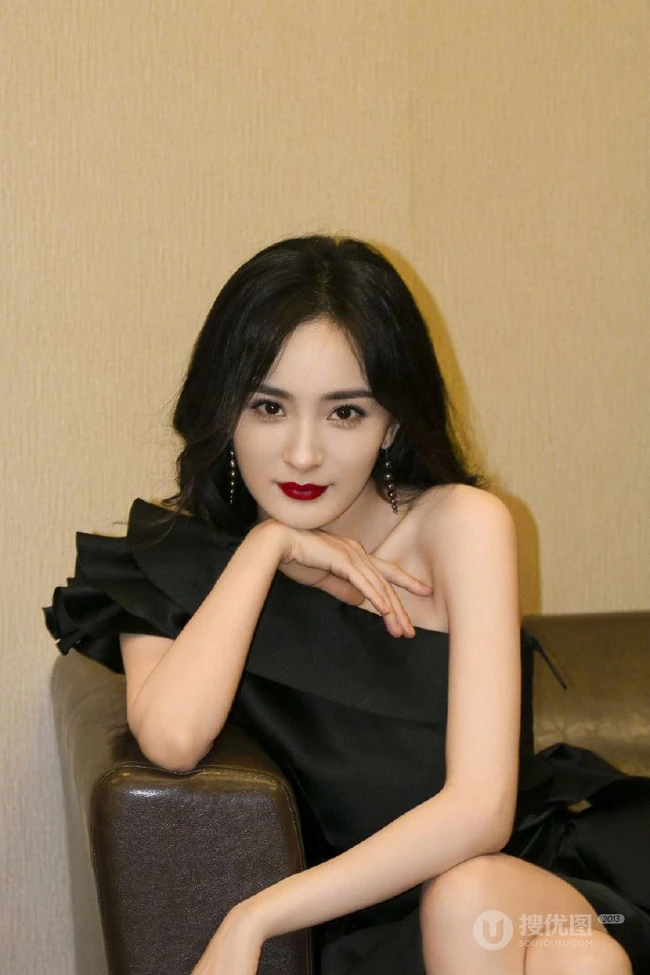 杨幂黑色单肩连衣裙优雅写真，长发红唇气质十足