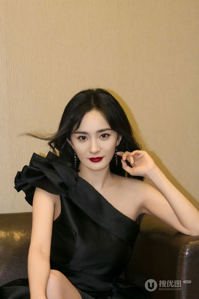 杨幂黑色单肩连衣裙优雅写真，长发红唇气质十足