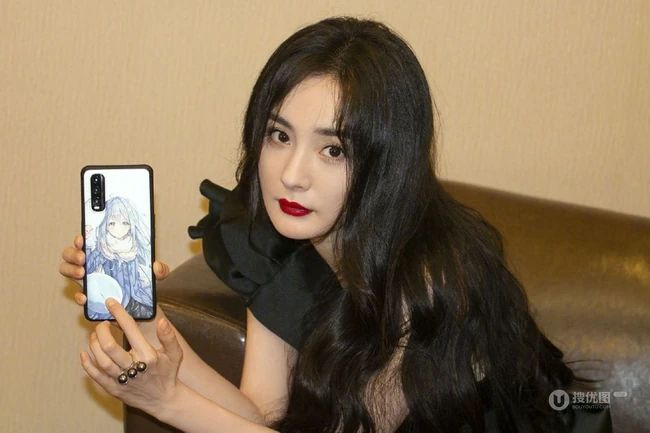 杨幂黑色单肩连衣裙优雅写真，长发红唇气质十足