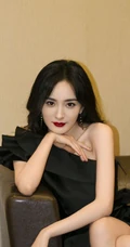杨幂黑色单肩连衣裙优雅写真，长发红唇气质十足
