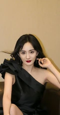 杨幂黑色单肩连衣裙优雅写真，长发红唇气质十足