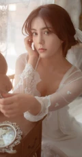 成熟又有魅力的气质女人V领肩带睡裙居家温柔写真图集