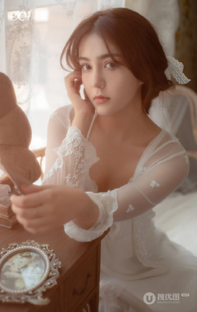 成熟又有魅力的气质女人V领肩带睡裙居家温柔写真图集
