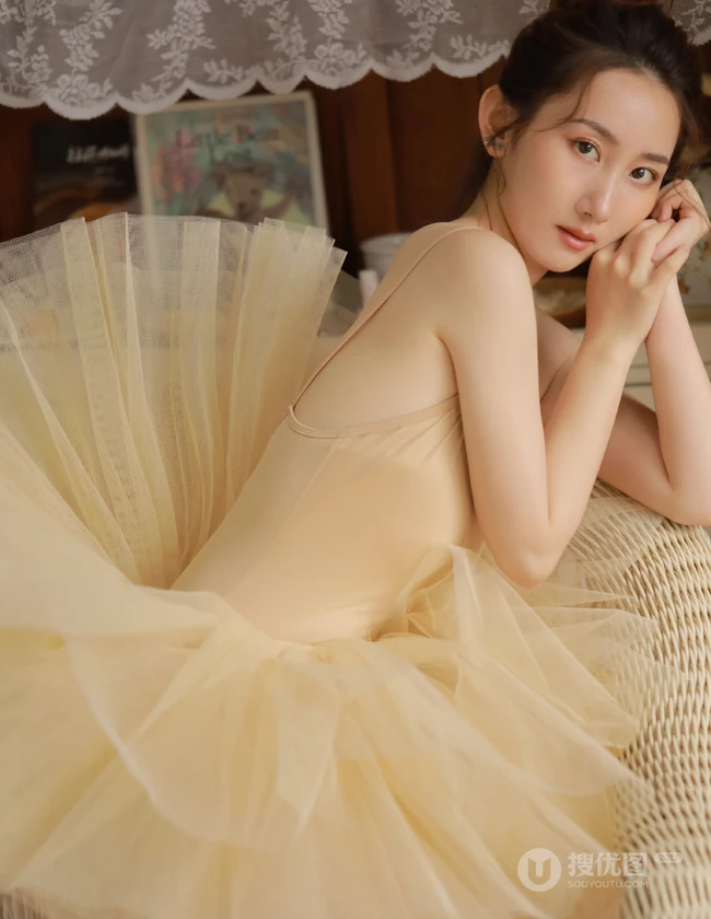 喜欢跳舞的女孩身材都这么好吗？舞蹈服少女练习室唯美高清写真图集