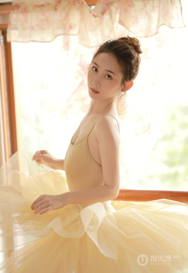 喜欢跳舞的女孩身材都这么好吗？舞蹈服少女练习室唯美高清写真图集