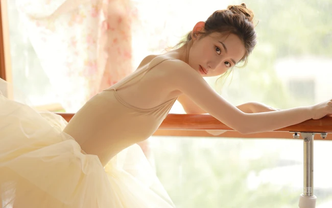 喜欢跳舞的女孩身材都这么好吗？舞蹈服少女练习室唯美高清写真图集