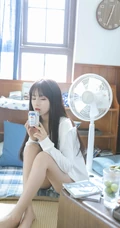 小巧玲珑的可爱邻家少女白色小背心牛仔短裤气质夏日写真图集