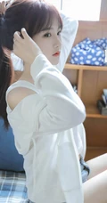 小巧玲珑的可爱邻家少女白色小背心牛仔短裤气质夏日写真图集
