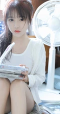 小巧玲珑的可爱邻家少女白色小背心牛仔短裤气质夏日写真图集